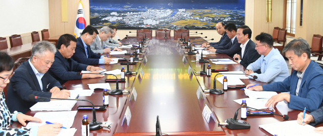 남부내륙고속철도 해인사역 거창군추진위원회 위원들이 간담회를 열고 있는 모습. 거창군 제공