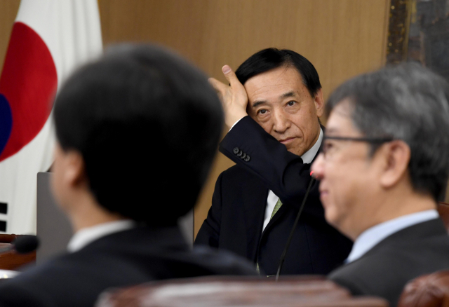 이주열 한국은행 총재가 17일 서울 중구 한국은행에서 열린 오늘 2020년 첫 금융통화위원회에서 회의 시작을 기다리고 있다. 연합뉴스