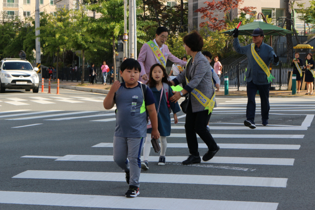 경북교육청 배움터지킴이 자원봉사자들이 초등학교 학생들을 대상으로 등교 지도활동을 펼치고 있다. 경북교육청 제공