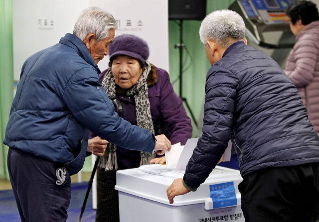 대구경북 통합신공항 이전을 위한 사전투표가 실시된 16일 오전 경북 의성군 의성읍사무소에 주민들이 투표를 하고 있다. 김영진 기자 kyjmaeil@imaeil.com