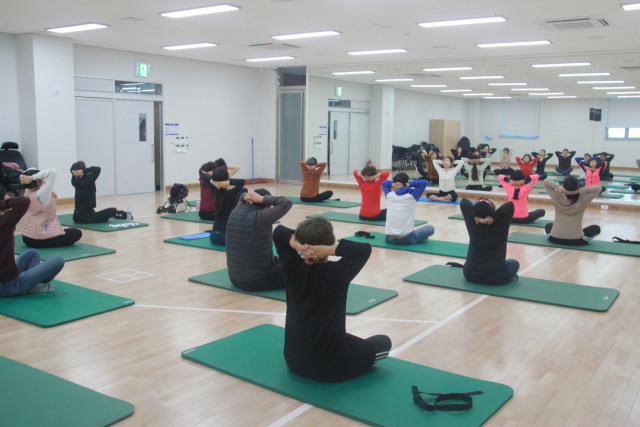 지난 1월 대구시 한 체육센터에서 회원들이 요가 수업을 받고 있다. 사진은 기사와 관련 없음. 매일신문DB