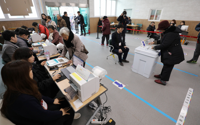 대구경북 통합신공항 이전을 위한 사전투표가 실시된 16일 오전 경북 군위군 군위읍사무소에서 주민들이 투표를 하고 있다. 김영진 기자 kyjmaeil@imaeil.com