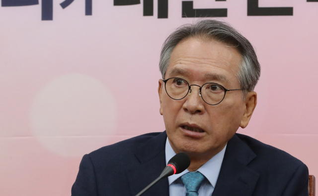 자유한국당 공천관리위원회 위원장으로 임명된 김형오 전 국회의장이 17일 오전 서울 여의도 국회에서 황교안 대표와 첫 회동을 가진 뒤 기자간담회를 하고 있다. 연합뉴스
