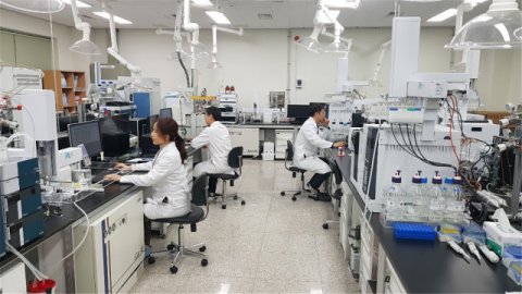 대구시 상수도사업본부 소속 전문연구원들이 수돗물에 들어 있는 잔류의약물질을 정밀 검사하고 있다. 대구시 제공