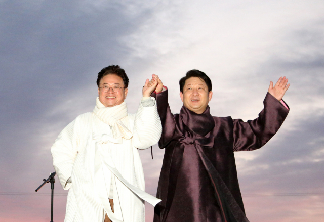 1일 오전 경북 포항시 남구 호미곶면 호미곶해맞이광장에서 열린 해맞이축전에서 이철우 경북도지사(왼쪽)과 권영진 대구시장이 상생과 화합을 다짐하며 손을 맞잡고 있다. 권 시장이 경북 해맞이행사에 참석한 것은 이번이 처음이다. 연합뉴스
