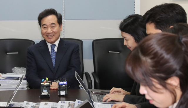 이낙연 전 국무총리가 16일 오후 서울 여의도 국회에서 더불어민주당 사무실 방문을 마치고 기자들의 질문에 답하고 있다. 연합뉴스