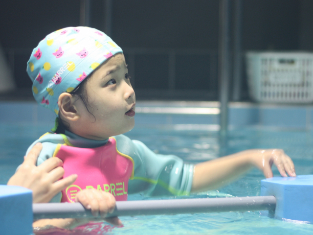 9살이지만 인지기능이 생후 3~4개월 수준에 머물러 있는 아윤이는 걷거나 말하지 못하지만 엄마 눈에는 세상에 하나밖에 없는 천사다. 이주형 기자