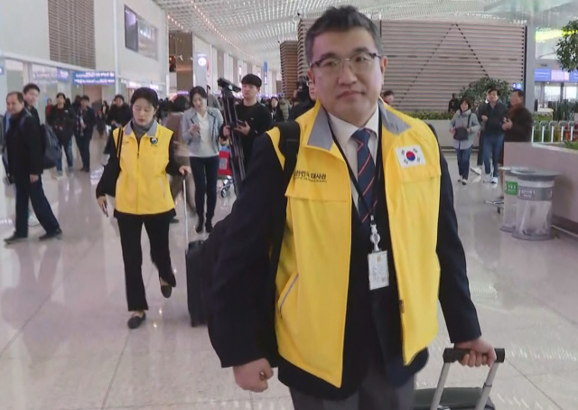 네팔 안나푸르나 데우랄리 지역 눈사태로 한국인 4명이 실종된 것과 관련해 사고 수습과 실종자 가족 지원 등을 담당할 신속대응팀 관계자들이 18일 인천국제공항을 출국하고 있다. 연합뉴스