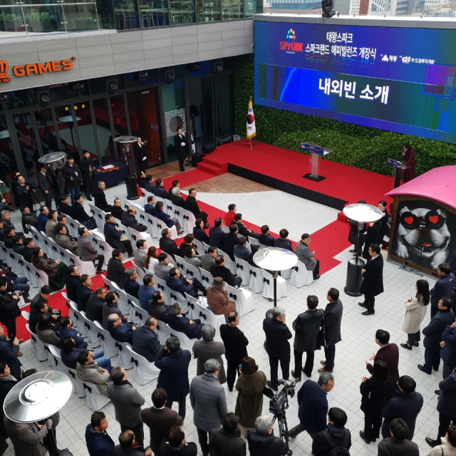 대관람차로 대표되는 대구 동성로 스파크랜드의 개장식이 17일 열렸다.