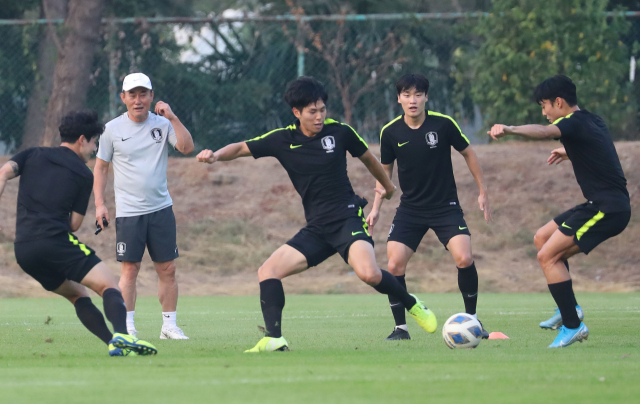 2020 아시아축구연맹(AFC) U-23 챔피언십 한국과 요르단의 8강 전을 하루 앞둔 18일 (현지시간) 태국 탐마삿 대학교 운동장에서 진행된 훈련에서 김학범 감독이 선수들의 움직임을 살피고 있다. 연합뉴스