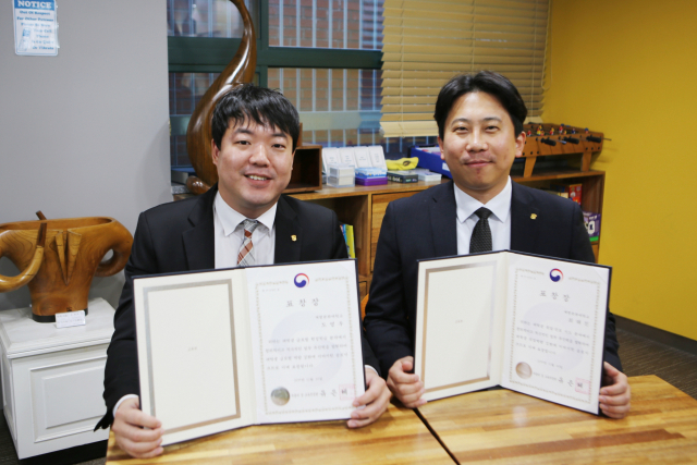 2019년도 대학 취업지원 및 글로벌 역량강화 유공으로 부총리 겸 교육부장관 표창을 수상한 계명문화대 최해진, 도영우 직원이 표창장을 보이며 활짝 웃고 있다. 계명문화대 제공