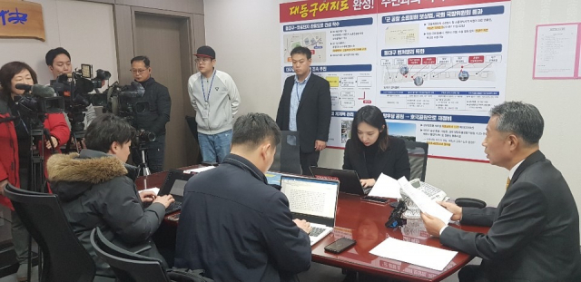 정종섭 자유한국당 국회의원이 19일 총선 불출마 선언 후 기자회견을 하고 있다.