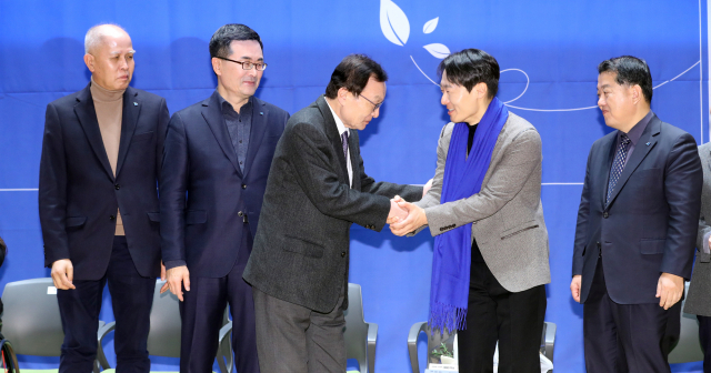 더불어민주당 이해찬 대표가 19일 오후 서울 여의도 국회 의원회관 대회의실에서 민주당 10호 영입인재인 이탄희 전 판사(사법농단 폭로)와 인사하고 있다. 연합뉴스