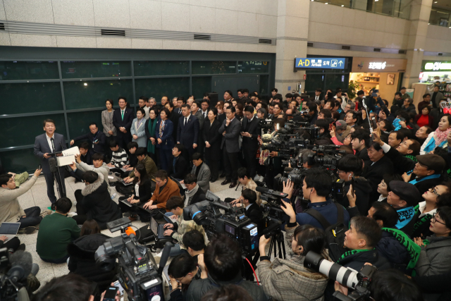 바른미래당 안철수 전 의원이 19일 인천국제공항을 통해 귀국, 취재진 앞에서 인사말을 하고 있다. 연합뉴스
