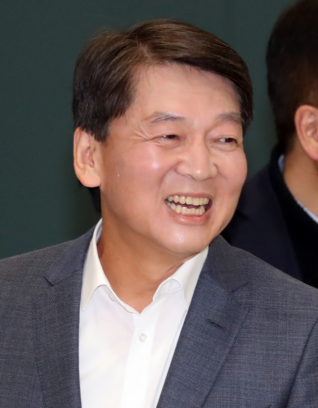 바른미래당 안철수 전 의원이 19일 인천국제공항을 통해 귀국하며 활짝 웃고 있다. 연합뉴스