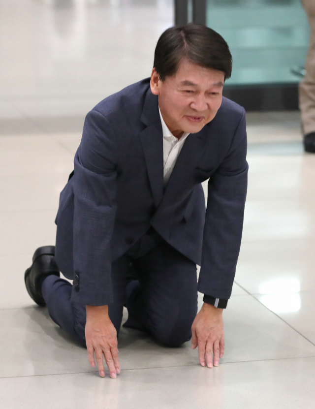 바른미래당 안철수 전 의원이 19일 인천국제공항을 통해 귀국한 뒤 큰절을 하고 있다. 연합뉴스
