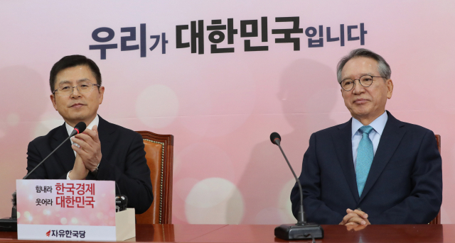 자유한국당 황교안 대표가 지난 17일 오전 서울 여의도 국회에서 열린 김형오 공천관리위원회 위원장과의 첫 회동에서 김 위원장의 발언을 듣고 박수치고 있다. 연합뉴스