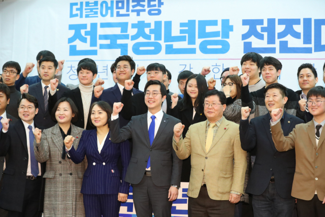19일 오후 서울 여의도 국회에서 열린 더불어민주당 전국청년당 전진대회에서 장경태 전국청년위원장(왼쪽 다섯번째)과 설훈 의원(오른쪽 세번째) 등이 기념촬영을 하고 있다. 연합뉴스