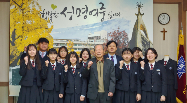 성명여자중학교(교장 서재기)는 최근 일본어강좌 자원봉사자 오명환(91·사진 가운데) 선생을 초청, 토크 콘서트를 개최했다. 성명여중 제공