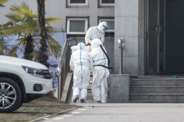 18일 중국 우한에서 의료진이 폐렴 환자들을 전담 치료하고 있는 현지의 진인탄 병원으로 환자 1명을 후송하고 있다. (출처:연합뉴스)