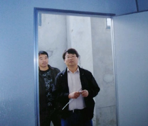 중국 현지에서 활발하게 사업을 벌일 당시 찍은 김형태(오른쪽) 씨의 모습. 김형태 씨 가족 제공