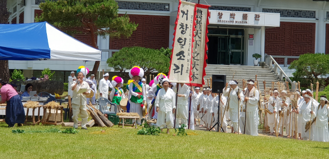 박종섭 관장 거창일소리 회원들에게 일소리 공연 지도를 하고 있다. 거창전수관 제공