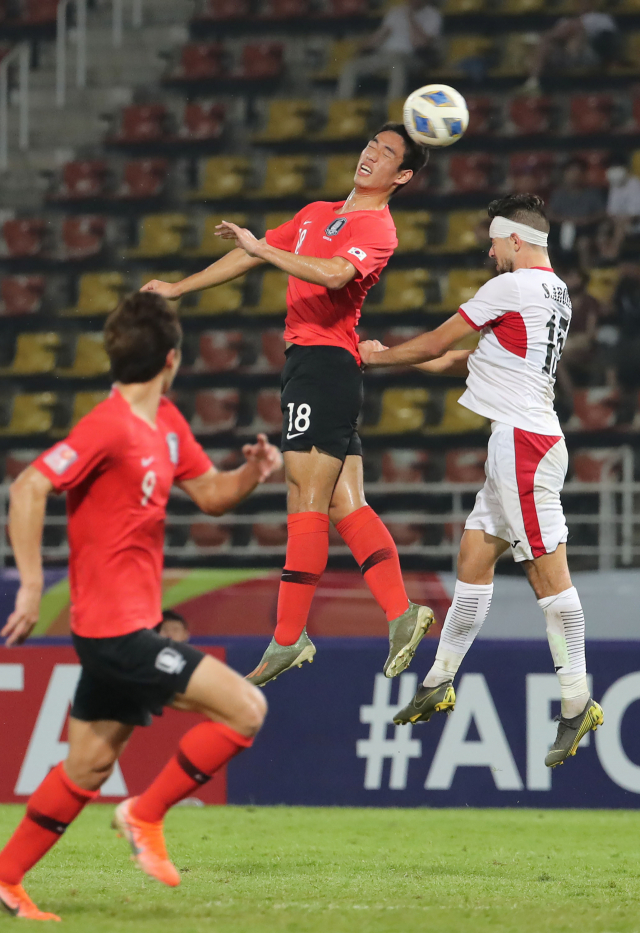 19일 오후(현지시간) 태국 랑싯 탐마삿 스타디움에서 열린 2020 아시아축구연맹(AFC) U-23 챔피언십 한국과 요르단의 8강전. 오세훈이 공중볼 다툼을 하고 있다. 연합뉴스