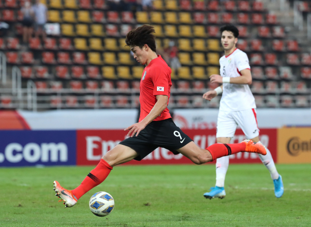 19일 오후(현지시간) 태국 랑싯 탐마삿 스타디움에서 열린 2020 아시아축구연맹(AFC) U-23 챔피언십 한국과 요르단의 8강전. 조규성이 슈팅을 시도하고 있다. 연합뉴스