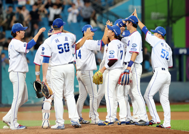 지난해 9월 10일 대구 삼성라이온즈파크에서 열린 2019 프로야구 kt 위즈와의 경기에서 삼성라이온즈가 3대 2로 승리 후 선수들이 자축하고 있다. 이번 2020시즌에서는 이런 모습을 자주 볼 수 있을지 팬들의 기다림이 이어지고 있다. 삼성라이온즈 제공