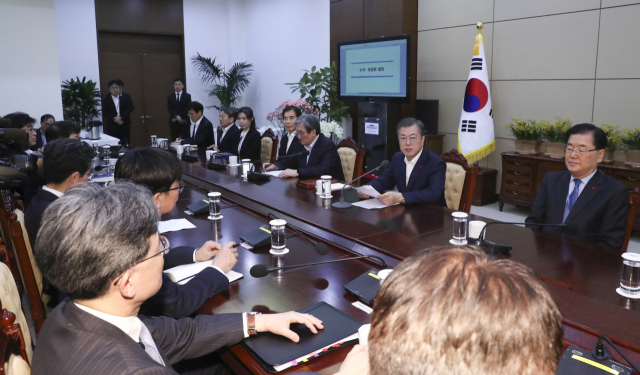 문재인 대통령이 20일 오후 청와대에서 열린 수석·보좌관 회의에서 발언하고 있다. 연합뉴스