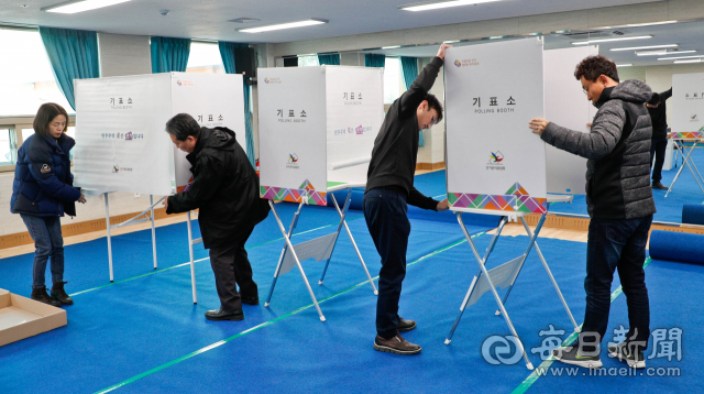 대구경북 통합신공항 이전 부지 선정을 위한 군위. 의성 군민의 주민투표를 하루 앞둔 20일 관할 지역 읍사무소 직원들이 투표소를 설치하고 있다. 우태욱 기자 woo@imaeil.com