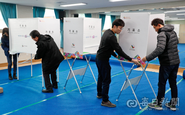 대구경북 통합신공항 이전 부지 선정을 위한 군위. 의성 군민의 주민투표를 하루 앞둔 20일 관할 지역 읍사무소 직원들이 투표소를 설치하고 있다. 우태욱 기자 woo@imaeil.com