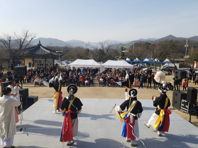 지난해 선비촌에서 열린 설맞이 한마당 행사에 지역예술인들이 국악공연을 펼쳤다. 영주시 제공