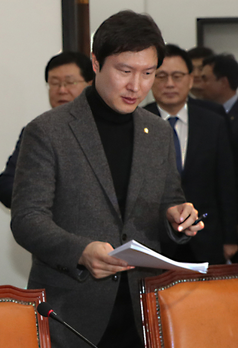 더불어민주당 김해영 의원이 20일 오전 서울 여의도 국회에서 열린 최고위원회의에 입장하고 있다. 연합뉴스