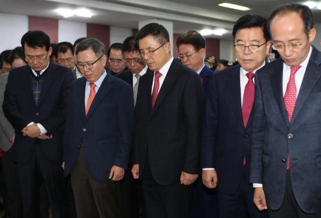 자유한국당 황교안 대표가 2일 오후 대구시 수성구 대구시당에서 열린 대구시당·경북도당 신년인사회에서 순국선열과 순직당원들을 위한 묵념을 하고 있다. 연합뉴스