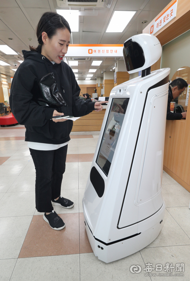 20일 대구시청 종합민원실에서 권영진 대구시장이 인공지능 민원안내도우미 로봇인