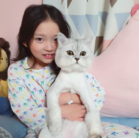 아역배우 구사랑이 방탄소년단 지민으로부터 받은 선물을 개봉하던 중 반려동물을 밀치는 모습을 보여 구설에 올랐다. 구사랑 SNS 갈무리