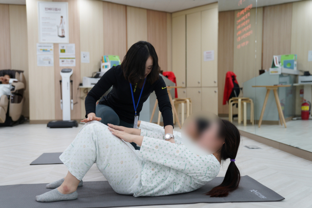 암 환자 재활은 수술 후 관리(항암 치료, 방사선 치료 중에 진행)와 통증관리에 따른 치료관리 프로그램, 암환자 상황에 맞는 적절한 운동 등이 필요하다. 사진은 맞춤형 운동 프로그램. 대구 아리채요양병원 제공
