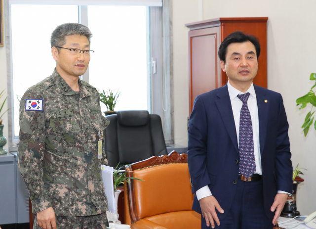합참 민군작전부장인 정철재 소장이 21일 국회 국방위원회 안규백 위원장을 방문해 호르무즈 해협 파병과 관련해 현재 아덴만 일대에 파병된 청해부대를 일부 지역에 확대 파병하는 정부 결정에 관해 보고하고 있다. 연합뉴스