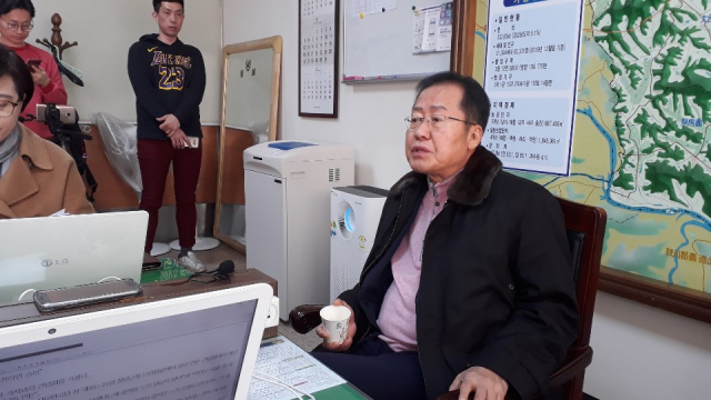 홍준표 전 대표가 21일 고향인 경남 창녕군청 에서 차기 총선출마와 관련해 입장을 피력하고 있다.