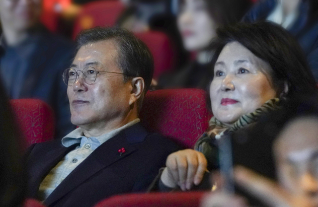 문재인 대통령과 부인 김정숙 여사가 19일 오전 서울 중구 롯데시네마 에비뉴엘에서 영화 