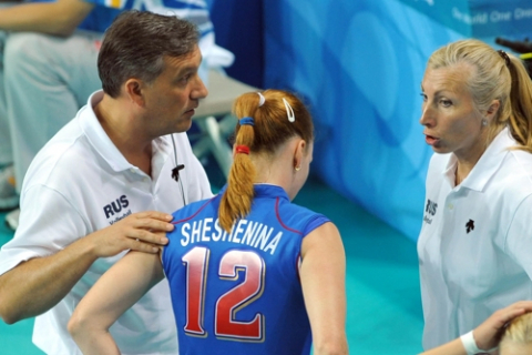 러시아 여자배구대표팀 코치 시절의 키릴로바(오른쪽). 국제배구연맹(FIVB) 제공