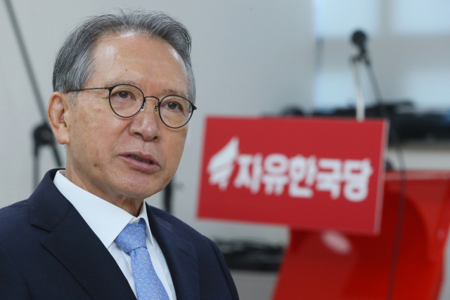 자유한국당 김형오 공천관리위원장이 최근 서울 영등포구 당사에서 연합뉴스와 인터뷰하고 있다. 연합뉴스