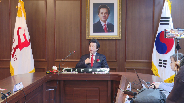 허경영 씨가 27일 서울 여의도 국가혁명배당금당 사무실에서 