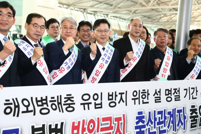 김현수 농림축산식품부 장관이 21일 인천국제공항을 방문해 국경검역 현장을 점검하고 사진촬영을 하고 있다. 농림축산식품부 제공