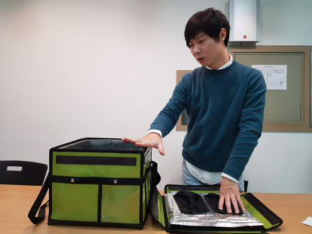 갈승훈 에임트 대표가 진공 단열재가 적용된 친환경 보냉박스에 대해 설명하고 있다. 채원영 기자.