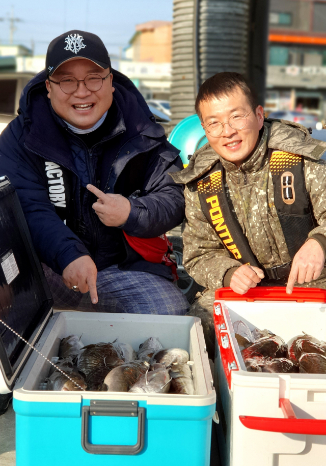 말봉 바다 낚시팀원들이 출조해 잡아올린 대구를 보여주고 있다.