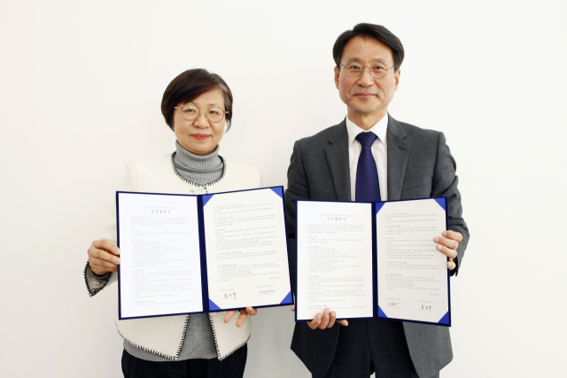 최은주(왼쪽) 대구미술관장과 전승보 광주시립미술관장이 20일 업무협약을 맺고 두 도시 간 문화예술교류 사업을 추진하기로 했다. 대구미술관 제공