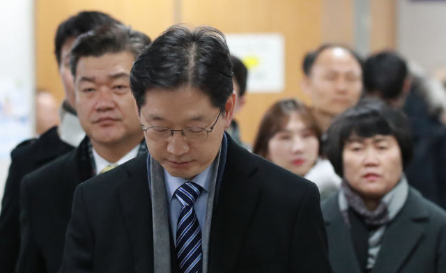 불법 여론조작을 벌인 혐의로 1심에서 실형을 선고받은 김경수 경남도지사가 21일 오전 서울 서초동 서울고법 법정으로 향하고 있다. 20일 법원은 이날 열릴 예정이던 김 지사의 선고 공판을 취소하고 대신 같은 날 변론을 재개하기로 했다. 연합뉴스