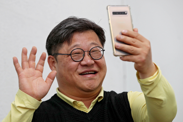 오상국 씨가 미국 뉴욕에서 공부하는 딸과 영상통화를 하고 있다. 김영진 기자 kyjmaeil@imaeil.com